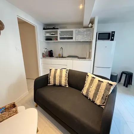 Moderne Equipe, Petit Exterieur
