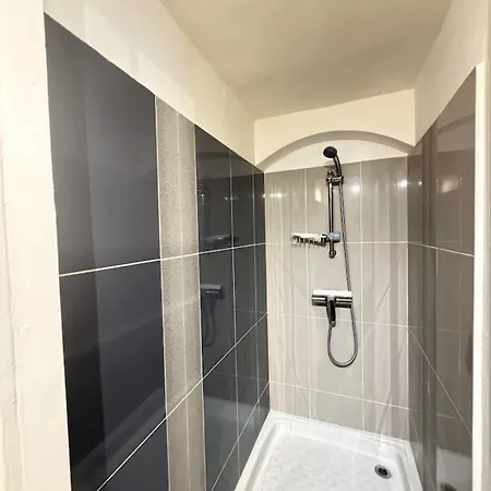 Moderne équipé, Petit Extérieur